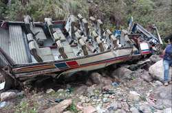 Дощ призвів до смертельної аварії автобуса в Індії: 40 загиблих