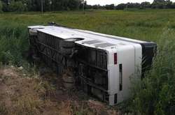 На Рівненщині перекинувся автобус із 53 людьми (фото)