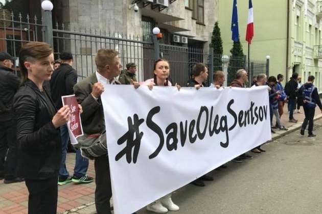 Активісти передали Макрону і Меркель звернення з проханням звільнити Сенцова