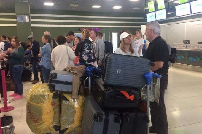 Затримка рейсів з «Жулян»: понад 170 пасажирів заселені в готелі