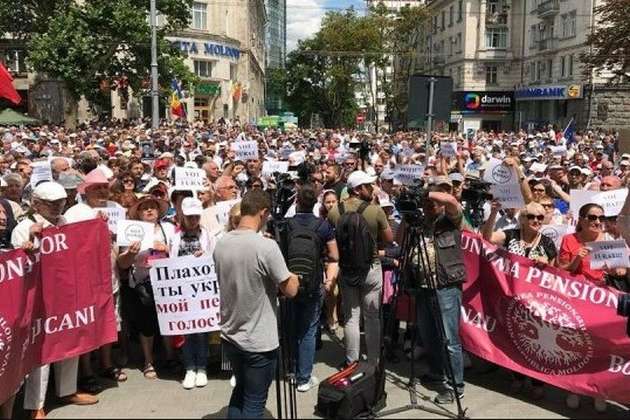 Тисячі людей знову протестували проти невизнання виборів мера Кишинева