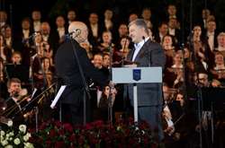 Петро Порошенко вручає нагороду актору Джону Малковичу