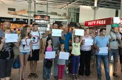  Громадяни України обживають зал очікування аеропорту Тірани в Албанії 