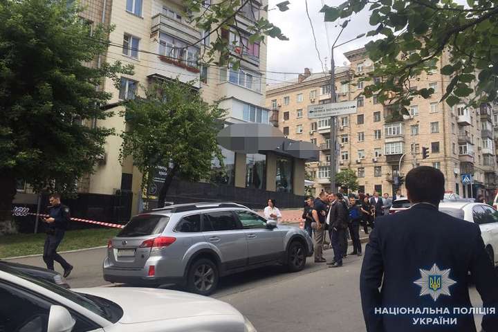 У центрі Києва сталася стрілянина: поранено чоловіка (фото, відео)