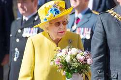 В желтом пальто и с букетом в руках: Королева Елизавета II вернулась к своим обязанностям после болезни