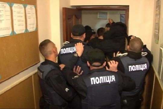 На Рівненщині активісти побилися з поліцією через закриття гімназії 