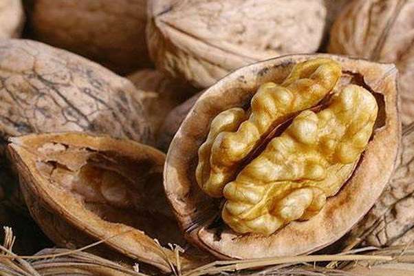 Грецкие орехи вдвое снижают риск возникновения тяжелой болезни (исследование)