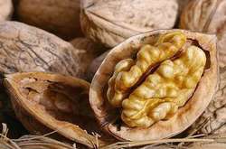 Грецкие орехи вдвое снижают риск возникновения тяжелой болезни (исследование)