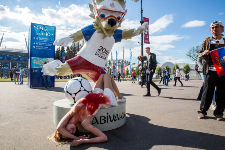 В России перед матчем Швеция - Швейцария провели акцию против пыток