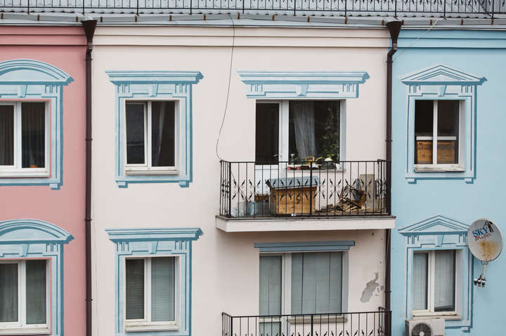 Медоносний балкон: вулик «діда Альоші» знову на балконі в центрі Вінниці