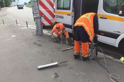 Боротьба з «героями парковки»: на Броварському проспекті ставлять обмежуючі стовпчики