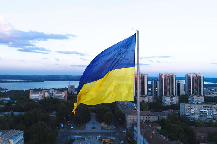 У Дніпрі відбувся підйом прапора України на висоту 72 метри