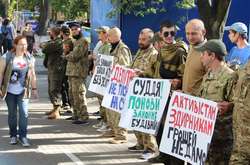 Під судом у Києві бійці АТО вимагають не позбавляти їх житла