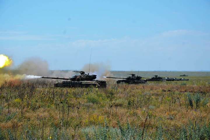 Військові провели танкові навчання біля Азовського моря 