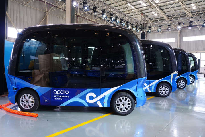 У Китаї випустили першу сотню безпілотних автобусів
