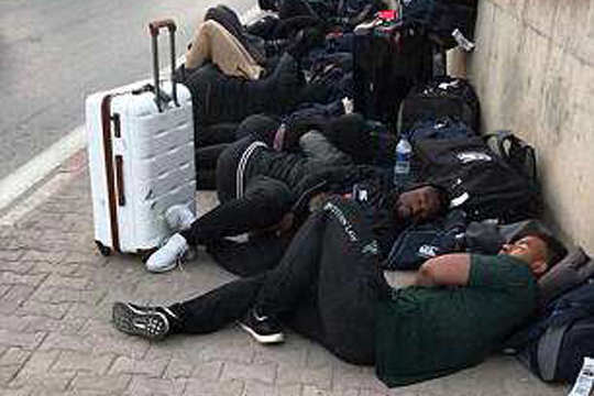 Регбісти із Зімбабве змушені були спати на вулиці перед грою світового чемпіонату. Фотофакт