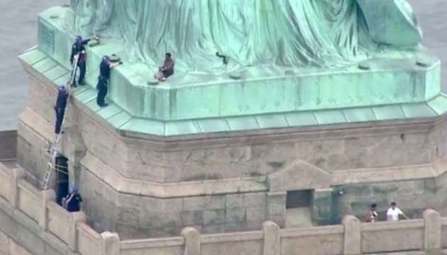В США протестувальниця вилізла на Статую Свободи