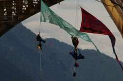 У Канаді семеро осіб підвісили себе під мостом у знак протесту