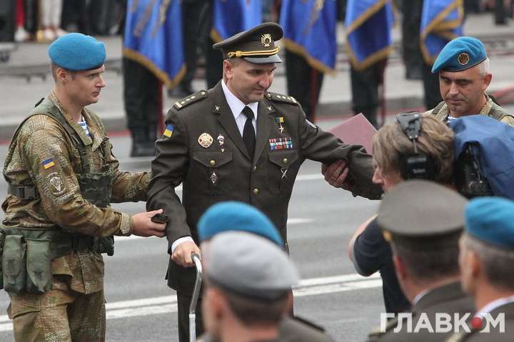 Прием в американском посольстве: перед украинским генералом стояли на коленях