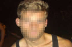 У столиці іноземець зірвав із шиї киянки золотий ланцюжок