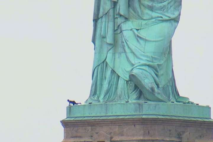Американка залезла на Статую Свободы в знак протеста против иммиграционной политики Трампа