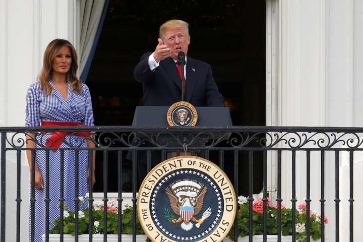 Меланія Трамп в ефектній сукні відвідала пікнік на честь Дня незалежності США. Фотогалерея
