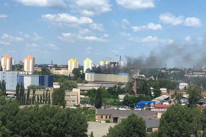 У Києві масштабна пожежа на комбінаті «Прогрес»