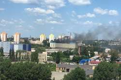 У Києві масштабна пожежа на комбінаті «Прогрес»