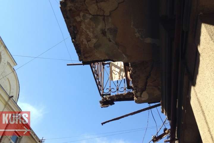 В Івано-Франківську обвалився балкон із жінкою