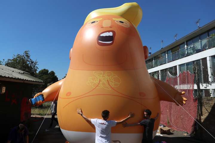 Мэрия Лондона разрешила запустить в воздух шар в виде «младенца Трампа»