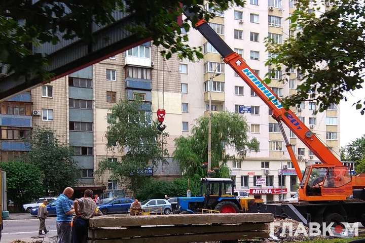 Біля сумнозвісного будинку на Голосіївському проспекті знову ремонтують трубу