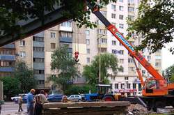 Біля сумнозвісного будинку на Голосіївському проспекті знову ремонтують трубу