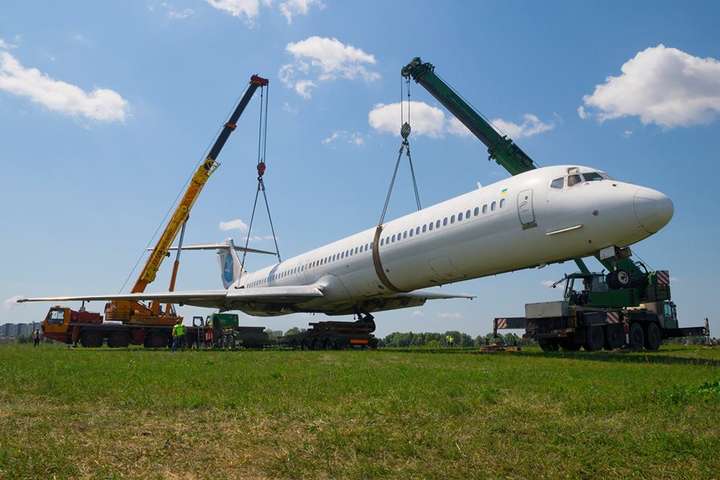 Літак, який при посадці у Києві викотився за злітно-посадкову смугу, утилізують
