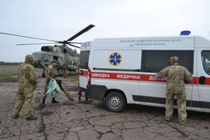 В лікарню Дніпра вертольотом евакуювали пораненого військовослужбовця