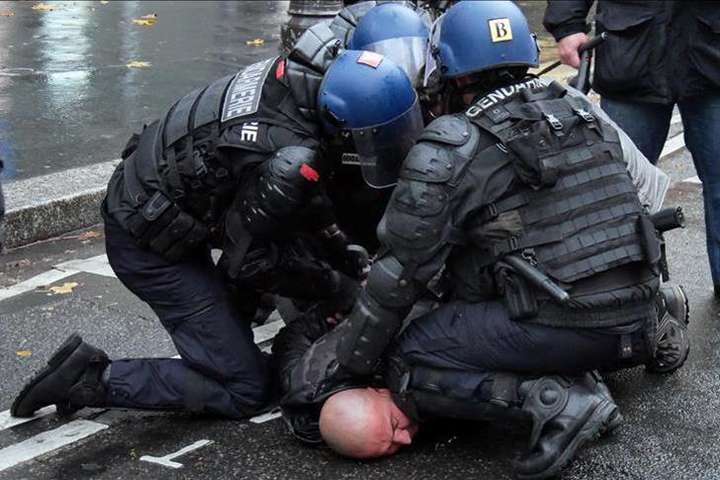 Протести у Франції: люди вимагають припинити поліцейське насильство