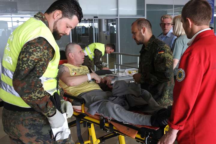 З України до Німеччини відправлять чергову групу поранених солдатів