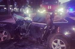 За допомогою гідравлічних ножиць та шанцевого інструменту рятувальники вивільнили чоловіка