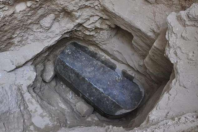 У Єгипті знайшли величезний таємничий саркофаг