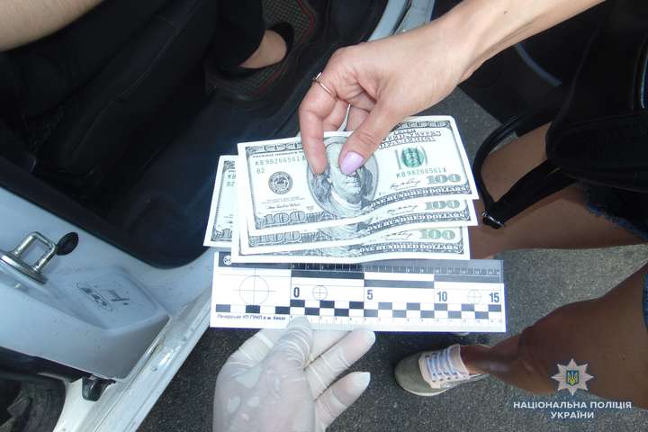 Правоохоронці затримали киянку із підробленими доларами