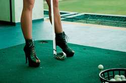 Украинские знаменитости сыграли в гольф на шпильках