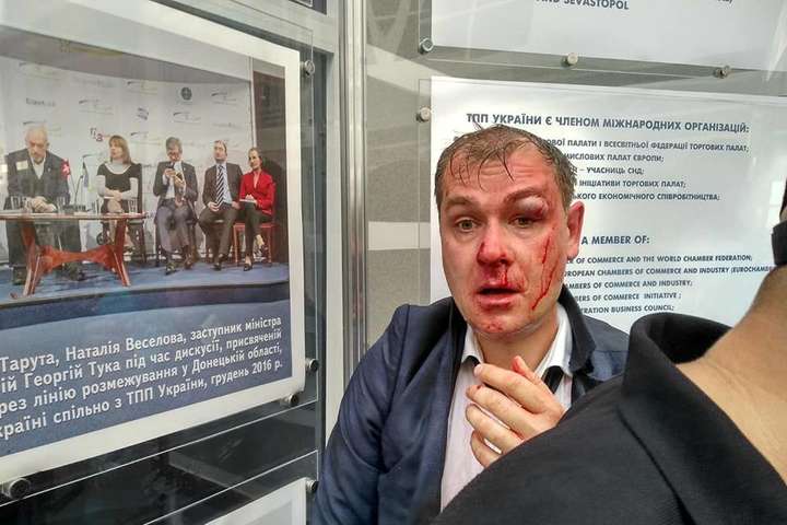 У Києві активісти зірвали збори партії, яку пов’язують зі «справою Бабченка»