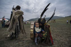 Костры, перья и бубны: Фотограф запечатлел современных монгольских шаманов 