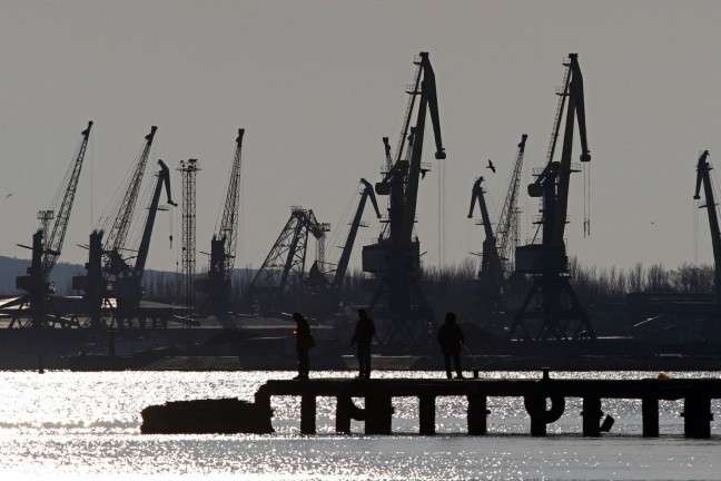 Дві німецькі судноплавні компанії підозрюють у поставках руди в Крим в обхід санкцій