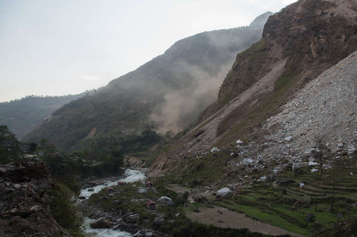 У Непалі вантажівка з людьми впала у прірву: 20 загиблих