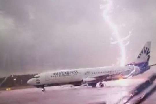 В аеропорту Швейцарії блискавка вдарила в пасажирський літак
