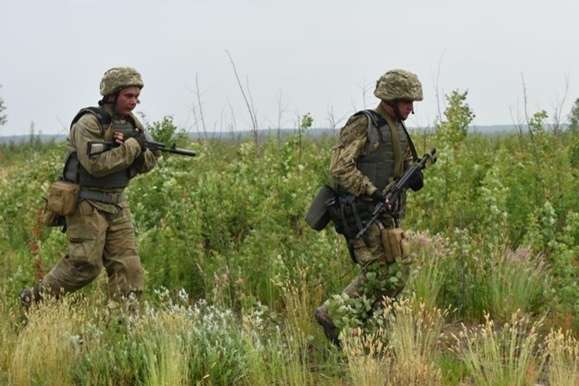 На Донбасі бойовики гатили на усіх напрямках: один військовий поранений