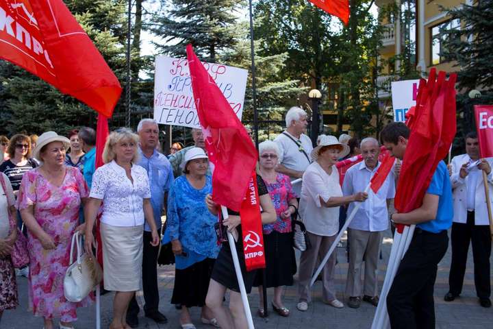 Кримські пенсіонери вийшли на мітинг через плани окупантів щодо пенсійного віку (фото)