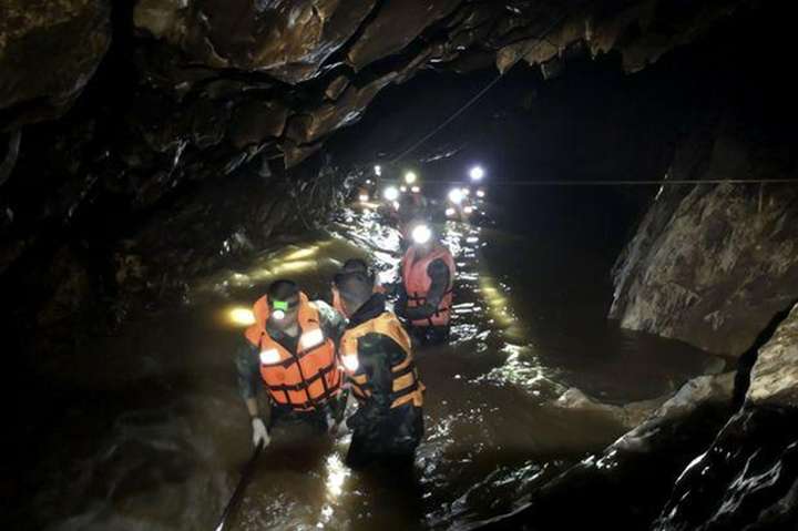 Бранці печери в Таїланді: рятувальники пробурили 100 свердловин