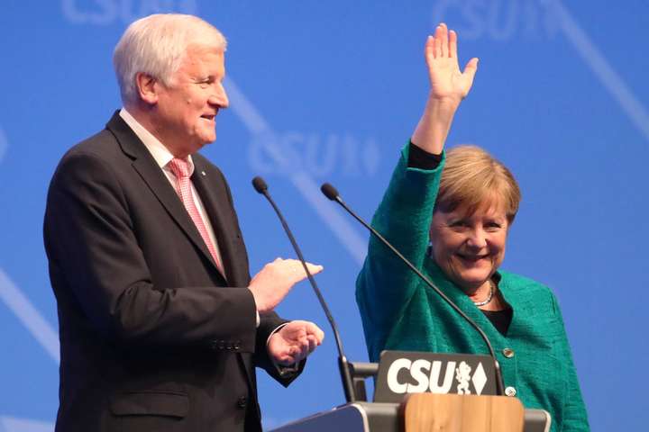 Глава МВС Німеччини заявив про завершення суперечки із Меркель