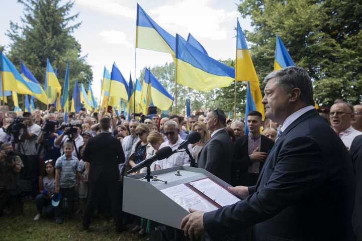 Порошенко виступив проти політизації питань взаємної історії Польщі та України